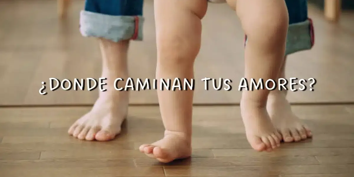 Pies descalzos de padre e hija sobre piso limpio y natural gracias al uso de agua ozonizada