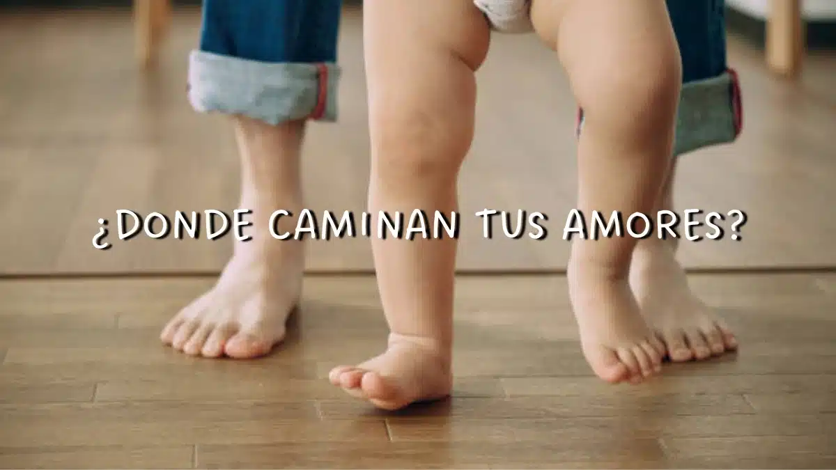Pies descalzos de padre e hija sobre piso limpio y natural gracias al uso de agua ozonizada