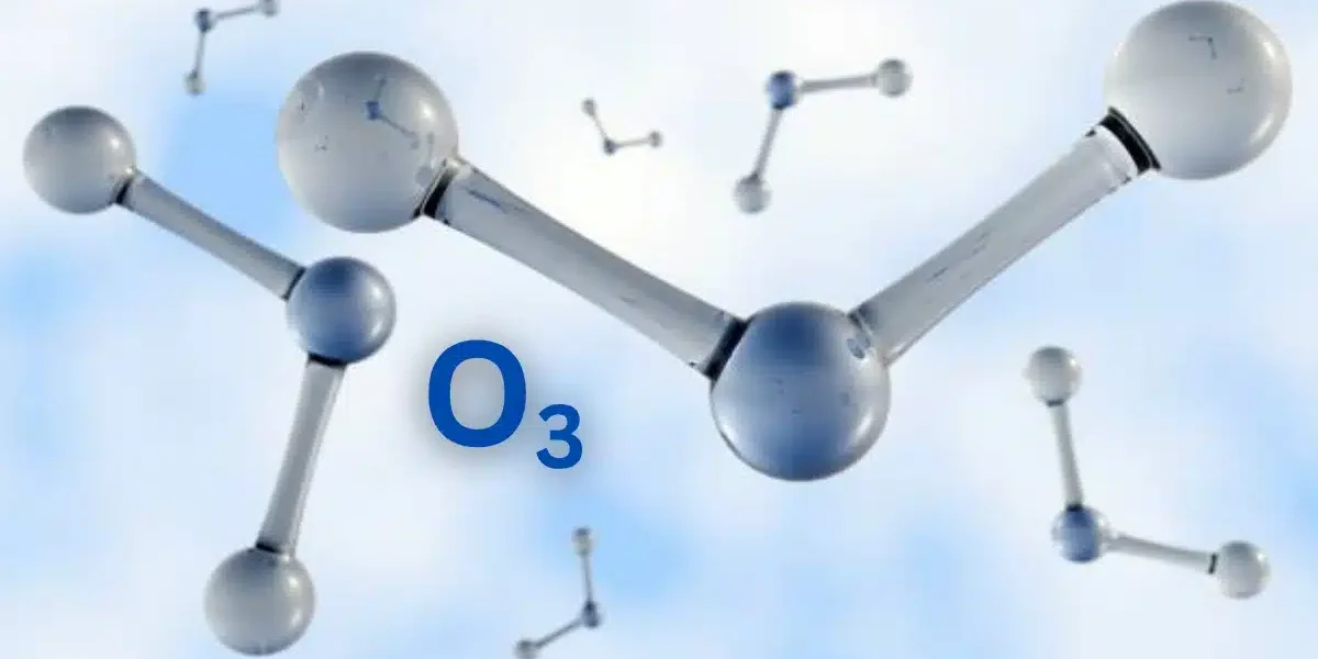 enlaces-quimicos-ozono-ciencia-lavado Representación visual de moléculas de ozono (O₃) flotando en el cielo, simbolizando la ciencia detrás del lavado con ozono y sus beneficios en limpieza y desinfección.