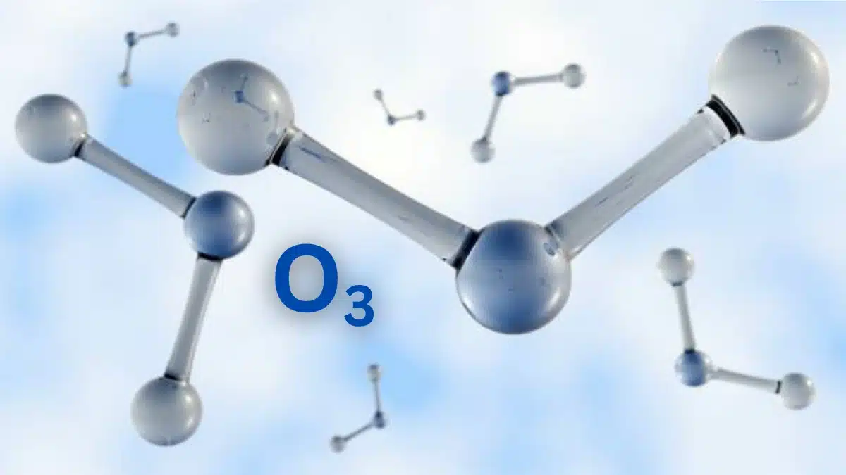 enlaces-quimicos-ozono-ciencia-lavado Representación visual de moléculas de ozono (O₃) flotando en el cielo, simbolizando la ciencia detrás del lavado con ozono y sus beneficios en limpieza y desinfección.
