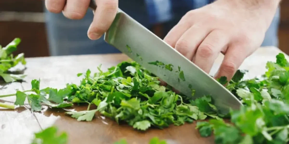 Perejil, frutas y verduras lavadas con agua ozonizada para prolongar su frescura.
