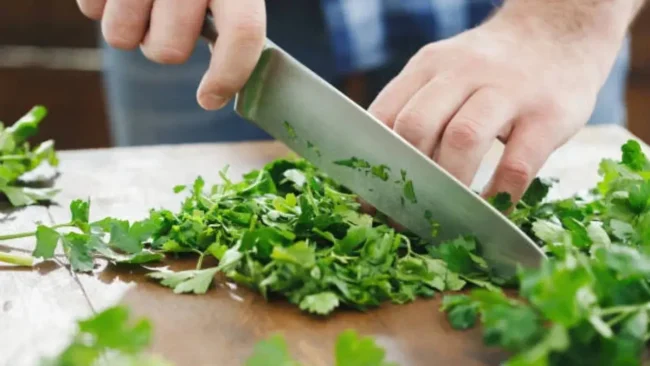 Perejil, frutas y verduras lavadas con agua ozonizada para prolongar su frescura.