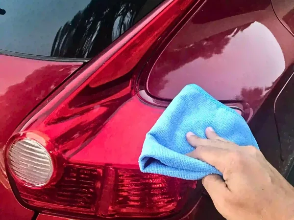 Aplicación de protección nanotecnológica SecondSkin sobre óptica trasera de automóvil