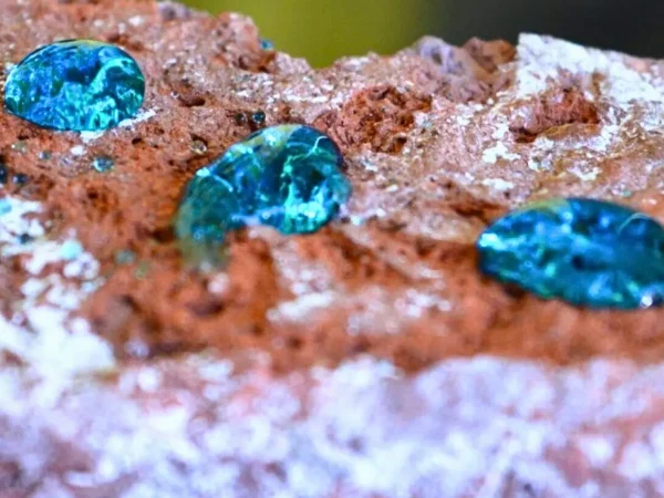 Gotas de agua repelidas sobre piedra porosa protegida con S2 Piedra