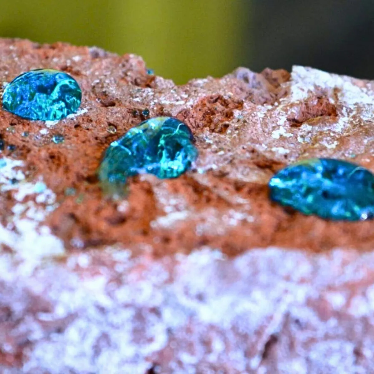 Efecto hidrofóbico en piedra porosa con S2 Piedra Gotas de agua repelidas sobre piedra porosa protegida con S2 Piedra