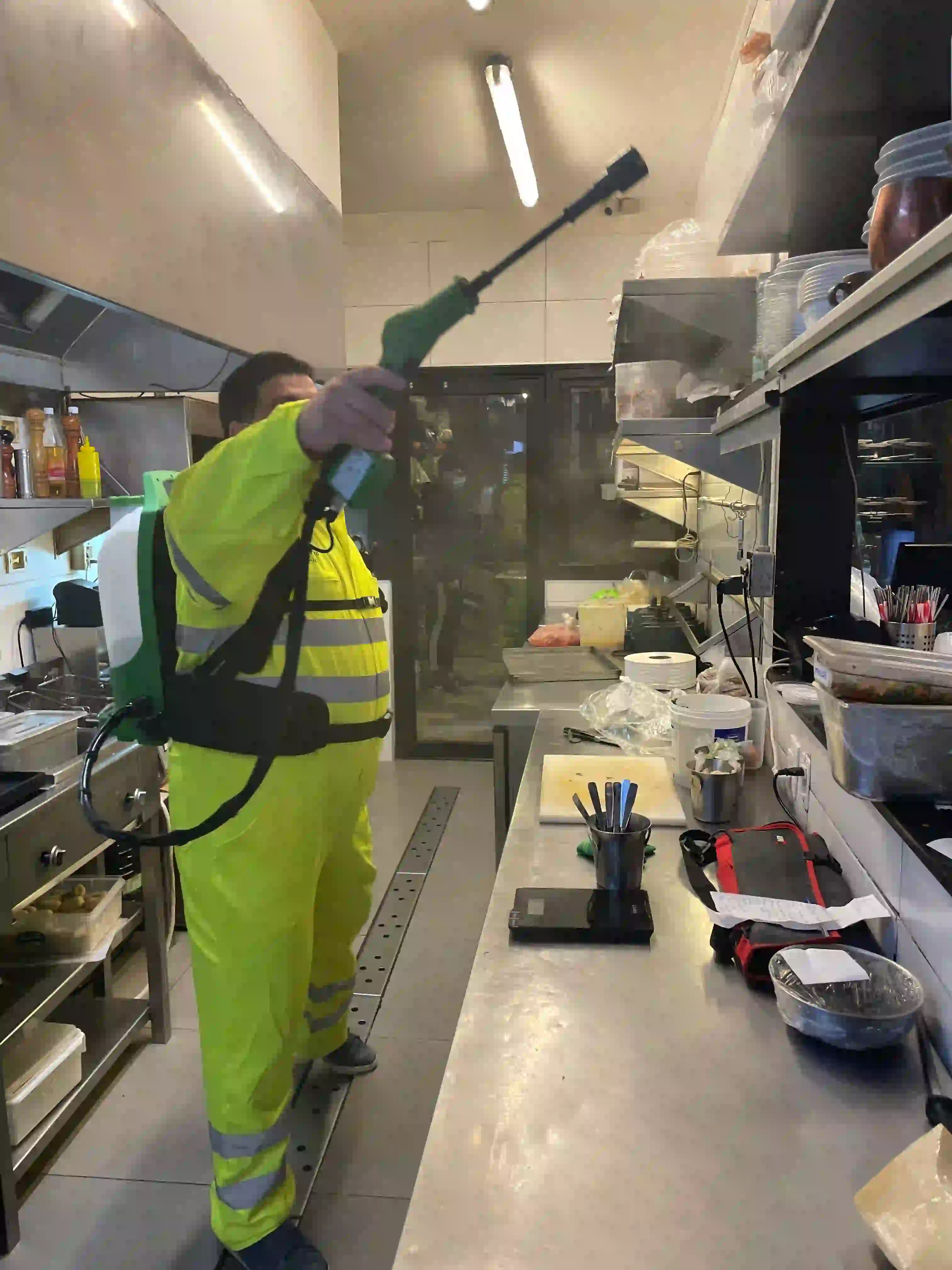 aplicacion-recubrimiento-antimicrobiano-cocina-industrial-secondskin Aplicación del recubrimiento antimicrobiano SecondSkin en una cocina industrial, usando equipo profesional electrostático.