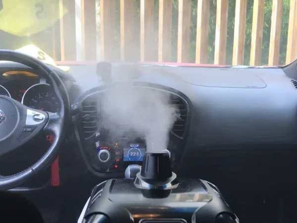 Aplicación de eco-niebla ultrasonificada dentro del habitáculo del vehículo para una protección interior completa.