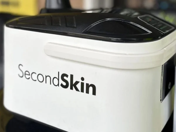 Equipo profesional de ozono utilizado por SecondSkin para eliminar olores y desinfectar el interior de vehículos