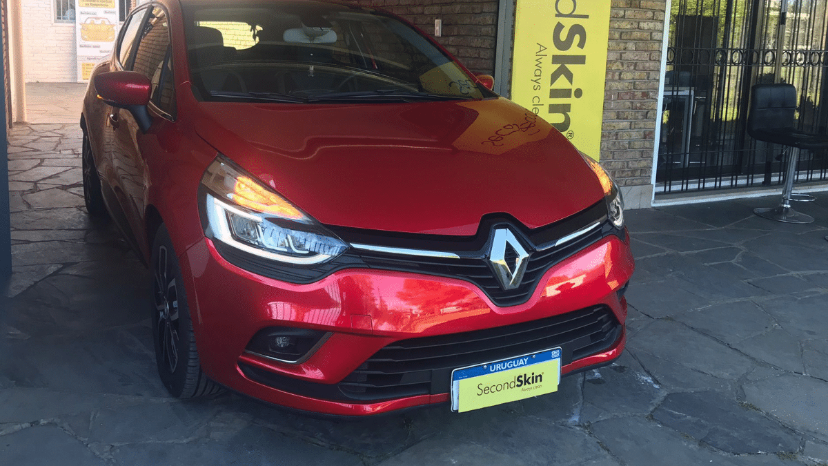 secondskin-renault-clio-rojo-tratamiento-ceramico Renault Clio rojo brillante con tratamiento cerámico SecondSkin. Protección nanotecnológica de pintura automotriz.