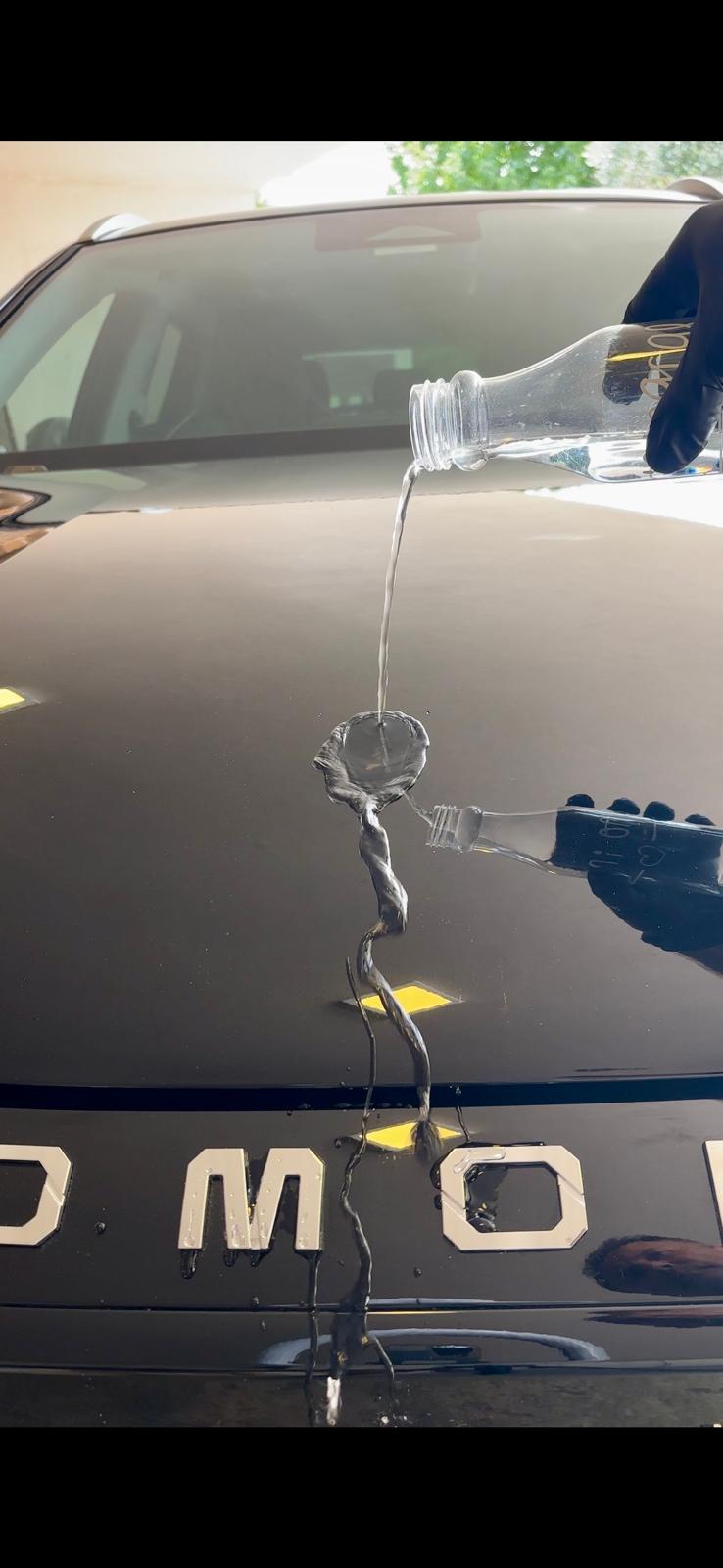 Tratamiento cerámico automotriz en Uruguay mostrando efecto hidrorrepelente sobre pintura protegida