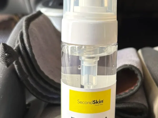Espuma Interior SecondSkin 250 ml dentro del auto con microfibra incluida