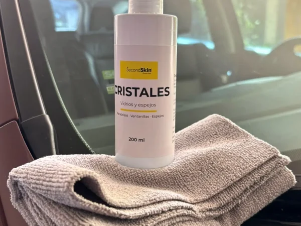 Kit Cristales SecondSkin 200 ml con microfibra en el interior del auto