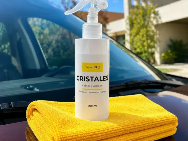 Cristales SecondSkin 200 ml con dos microfibras amarillas junto al parabrisas