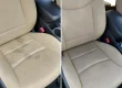 Antes y después de limpieza profesional de tapizados de auto en tela, asiento con manchas eliminado tras limpieza