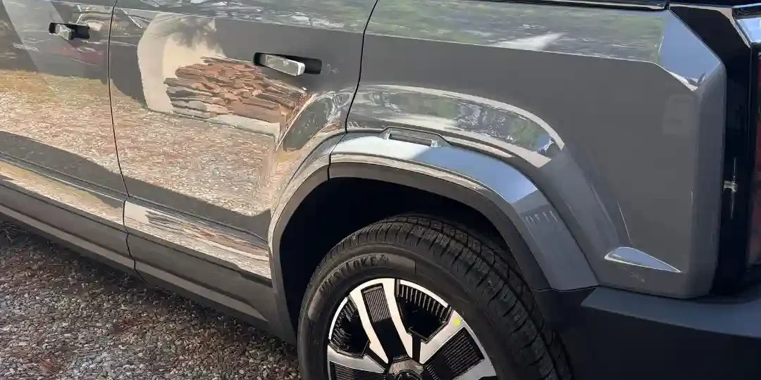 auto con tratamiento cerámico mostrando brillo y protección en la pintura lateral