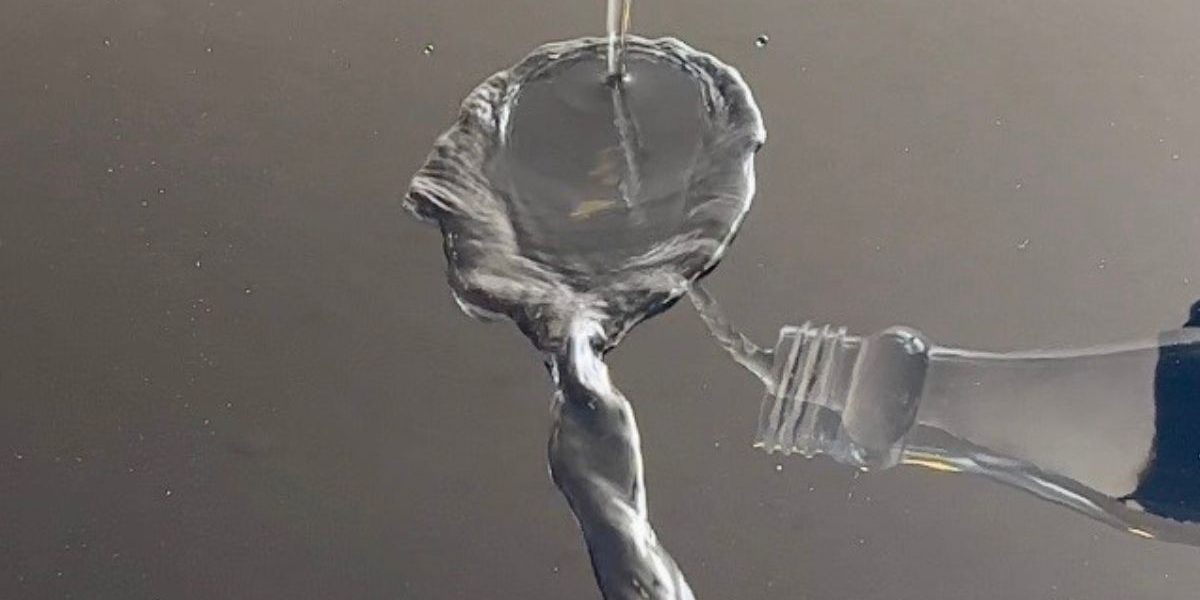 Efecto hidrofóbico en pintura con tratamiento cerámico en auto