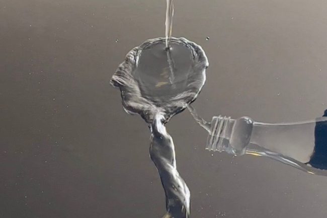 Efecto hidrofóbico en pintura con tratamiento cerámico en auto