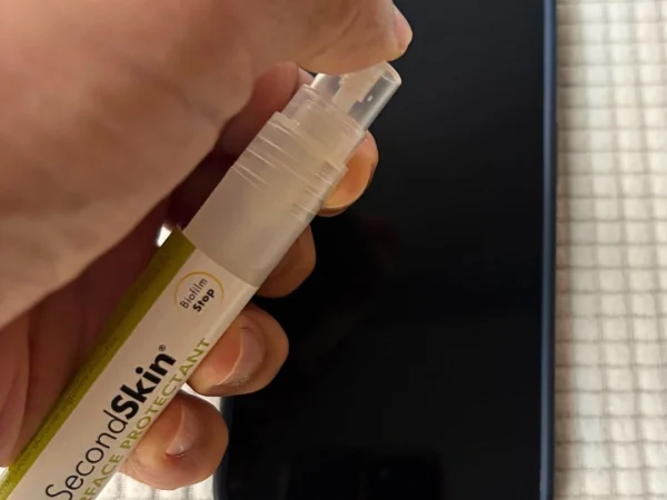 Aplicación de BioFilm Stop SecondSkin sobre pantalla de celular