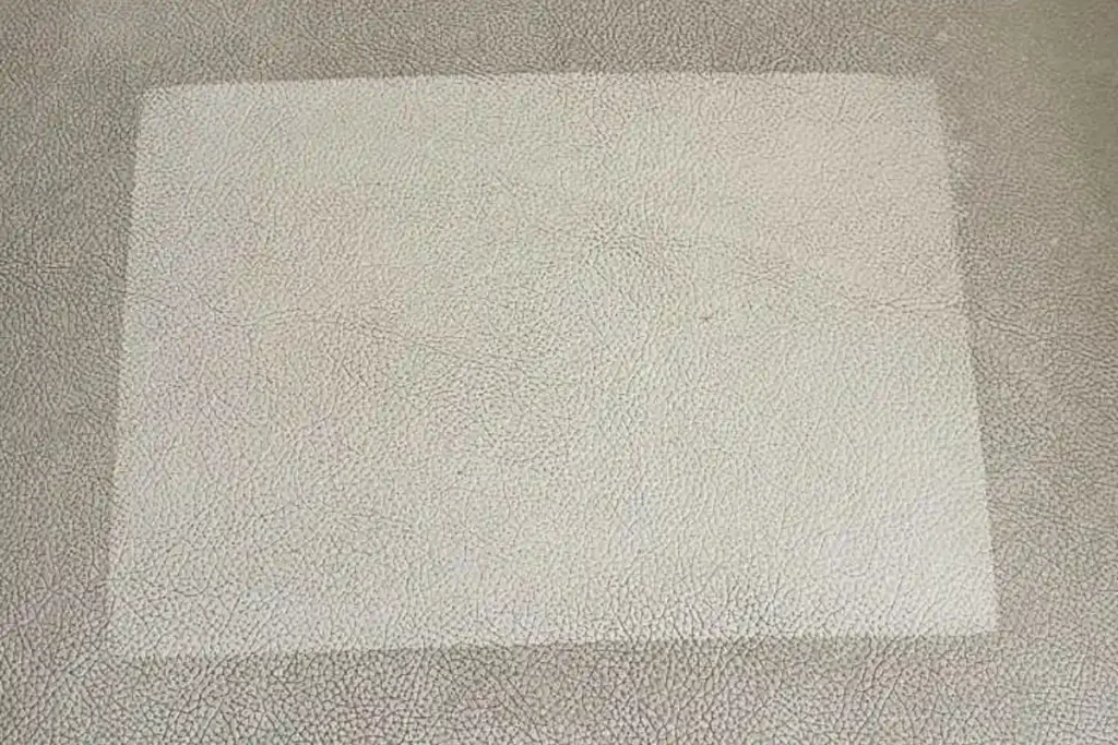 Resultado real de limpieza profesional sobre sillón de cuero o ecocuero realizado por SecondSkin Uruguay