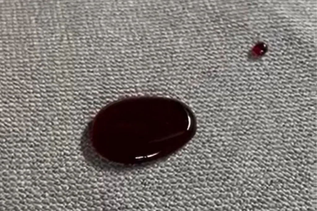 Líquido sobre tela protegida con tratamiento hidrofóbico para sillones y textiles aplicado por SecondSkin Uruguay