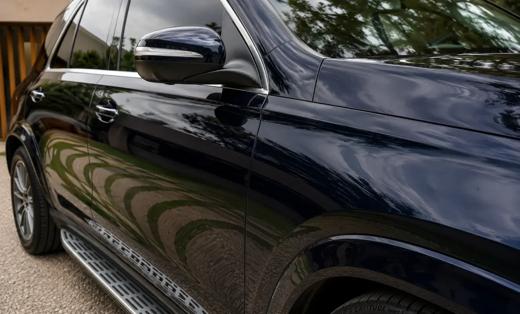 Detalle del brillo de la pintura azul oscura del Mercedes-Benz GLE 450 con tratamiento cerámico
