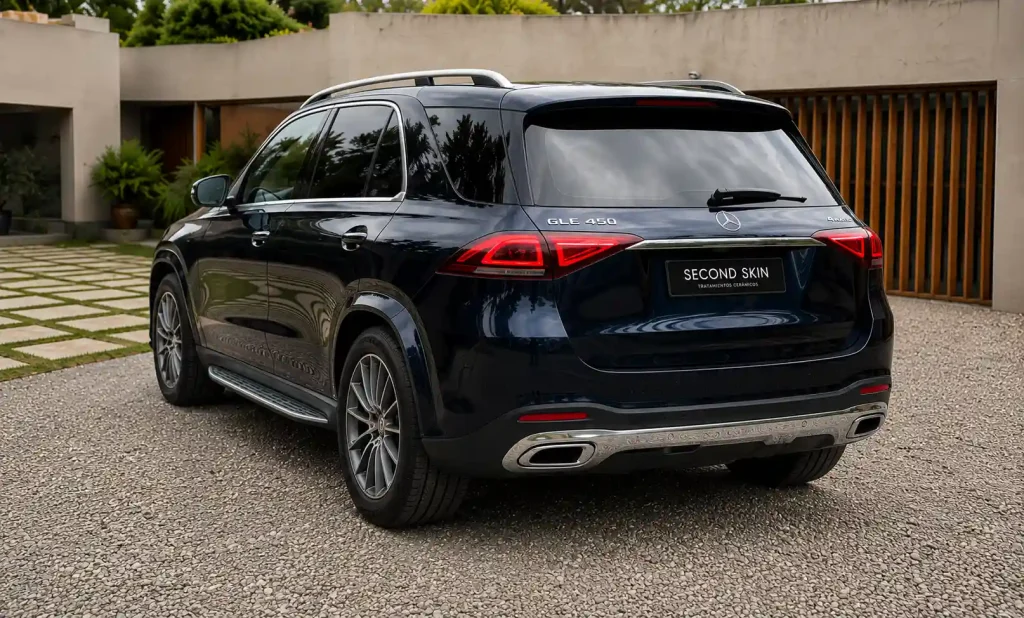 Vista lateral de Mercedes-Benz GLE 450 azul oscuro con protección cerámica
