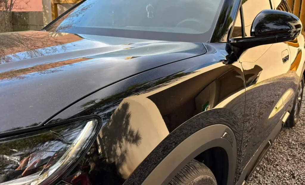 Detalle del brillo y los reflejos de una BYD Yuan Pro negra con tratamiento cerámico SecondSkin
