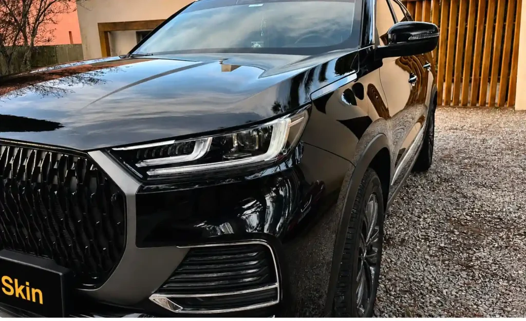 Detalle del brillo y los reflejos en la pintura negra de un Chery M7 con tratamiento cerámico.