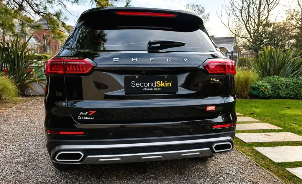 Vista trasera de Chery M7 negro luego de recibir tratamiento cerámico en SecondSkin Uruguay.