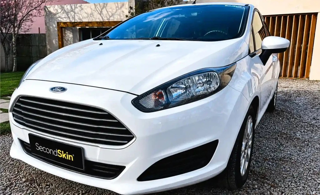 Vista frontal lateral de Ford Fiesta 2018 con acabado brillante luego del tratamiento cerámico Diamond realizado por SecondSkin Uruguay.