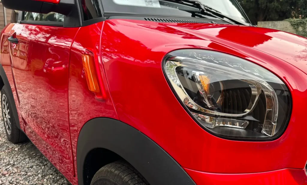 Detalle de la pintura protegida con tratamiento cerámico en un Today Sunshine M1 (Trike) 2026.