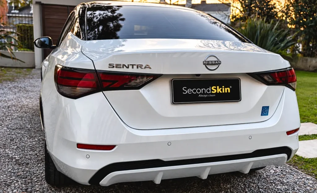 Nissan Sentra blanco con tratamiento cerámico SecondSkin