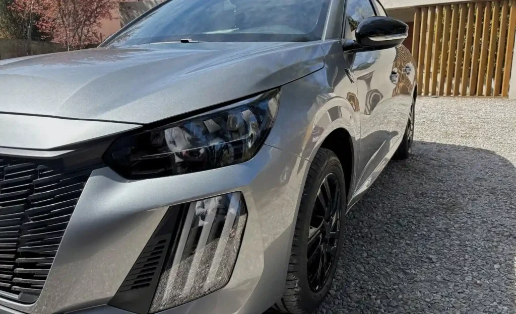 Detalle del brillo y acabado del tratamiento cerámico en Peugeot 208 gris