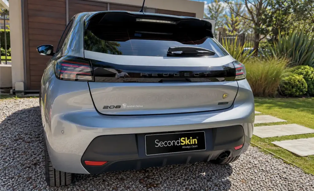 Vista trasera de Peugeot 208 gris protegido con tratamiento cerámico SecondSkin
