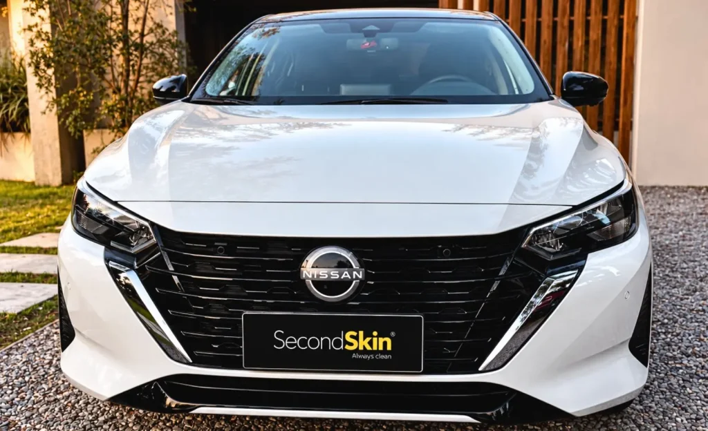 Tratamiento cerámico en Nissan Sentra blanco