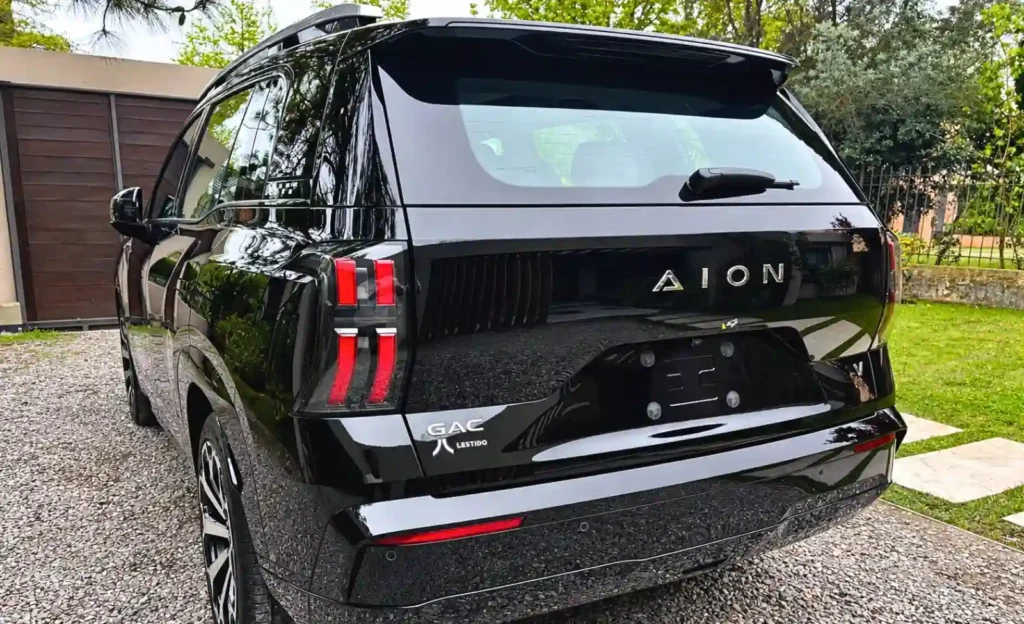 Vista trasera de GAC AION V negro con protección cerámica SecondSkin
