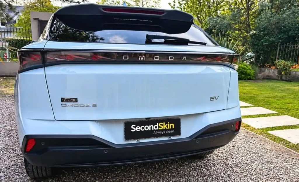 Vista trasera de OMODA 5 EV Sky Blue con protección cerámica Second Skin